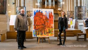 Gemeinsam mit Weihbischof Reinhard Hauke präsentierte die Erfurter Künstlerin Tina Reichel ihre neuesten Bilder im Dom ihrer Heimatstadt. Zum ersten Mal überhaupt findet in dem Gotteshaus eine Ausstellung moderner Kunst statt. Zu sehen ist sie noch bis zum 23. April. (Foto: Susann Nuernberger)