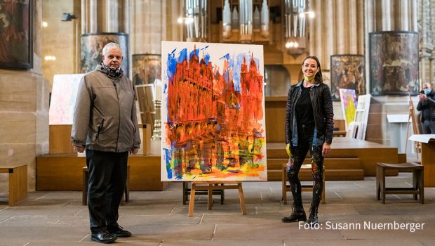Gemeinsam mit Weihbischof Reinhard Hauke präsentierte die Erfurter Künstlerin Tina Reichel ihre neuesten Bilder im Dom ihrer Heimatstadt. Zum ersten Mal überhaupt findet in dem Gotteshaus eine Ausstellung moderner Kunst statt. Zu sehen ist sie noch bis zum 23. April. (Foto: Susann Nuernberger)