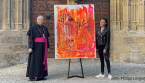 Seit Dezember hatte die Erfurter Künstlerin Tina Reichel Bilder von europäischen Kirchen im Dom ihrer Heimatstadt gezeigt. Es war die erste Ausstellung moderner Kunst in dem altehrwürdigen Gotteshaus. Nun ging die Schau in Anwesenheit von Weihbischof Dr. Reinhard Hauke zu Ende. (Foto: Philipp Lüngen)