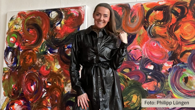 Die in Erfurt und Düsseldorf lebende Künstlerin Tina Reichel zeigt ihre Werke vier Tage auf dem Wohn- und Living-Onlineportal Westwing. Los geht’s am Sonntag, den 20. Juni. (Foto: Philipp Lüngen)
