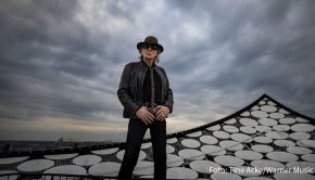 1974 wurde Udo Lindenberg erstmals in den deutschen Charts notiert. Seitdem platzierte sich der Deutschrock-Star, der in der kommenden Woche 75 Jahre alt wird, laut GfK Entertainment weit über 1.000 Mal in den Album- und Single-Hitlisten.