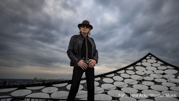 1974 wurde Udo Lindenberg erstmals in den deutschen Charts notiert. Seitdem platzierte sich der Deutschrock-Star, der in der kommenden Woche 75 Jahre alt wird, laut GfK Entertainment weit über 1.000 Mal in den Album- und Single-Hitlisten.