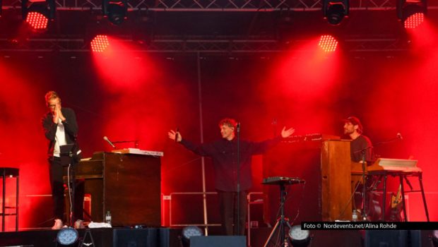 Singer-Songwriter Tim Bendzko spielt in diesem Jahr einige ausgewählte Shows mit neuem Konzept in Trio-Besetzung mit Mathias Grosch und Sascha Hünermund. Bei den „Picknickkonzerten“ in Oldenburg feierten die drei Musiker jetzt eine erfolgreiche Live-Premiere. Foto © nordevents.net/Alina Rohde
