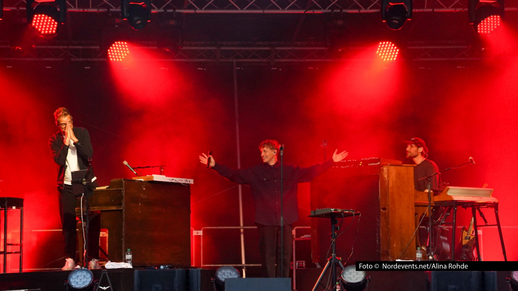 Singer-Songwriter Tim Bendzko spielt in diesem Jahr einige ausgewählte Shows mit neuem Konzept in Trio-Besetzung mit Mathias Grosch und Sascha Hünermund. Bei den „Picknickkonzerten“ in Oldenburg feierten die drei Musiker jetzt eine erfolgreiche Live-Premiere. Foto © nordevents.net/Alina Rohde