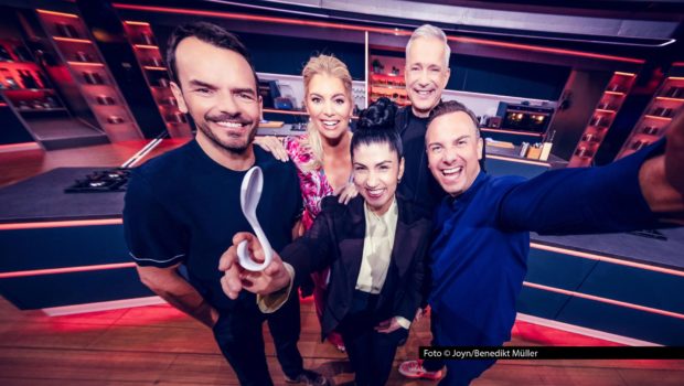 Die 14. Staffel von „The Taste“ startet am 22. Oktober. Zum Auftakt wetteifern die ersten Kandidatinnen und Kandidaten um einen der begehrten Plätze in den Teams von Steffen Henssler, Elif Oskan, Alexander Herrmann und Tim Raue. Moderiert wird das Ganze von Angelina Kirsch. Foto © Joyn/Benedikt Müller