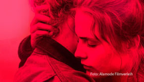 Gerade erst war der Spielfilm „Und morgen die ganze Welt“ als Weltpremiere beim Festival in Venedig zu sehen. Nun eröffnet er am heutigen 14. September das Programm für akkreditierte Besucher bei der Filmkunstmesse Leipzig. (Foto: Alamode Filmverleih)