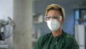 Dr. Carola Holzner ist Fachärztin für Anästhesie, Intensiv- und Notfallmedizin und leitende Oberärztin an der Uniklinik Essen. Die Spiegel TV-Reportagereihe „112 Notruf Deutschland“ begleitet sie und ihr Team durch ihren Alltag in der Notaufnahme. Zu sehen am heutigen Dienstag, den 13. April um 20:15 Uhr in Sat.1.