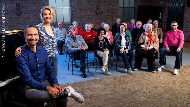 Annette Frier und Eddi Hüneke haben drei Monate lang mit dementen Sängerinnen und Sängern gearbeitet. Das besondere musikalische Projekt wird in der Serie „Unvergesslich – Unser Chor für Menschen mit Demenz" dokumentiert, die ab Dienstag in der ZDF-Mediathek abrufbar ist. (Foto: ZDF/Jan Rothstein)
