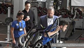 Bei „Verstehen Sie Spaß?“ werden Sarah Lombardi und Luca Hänni am morgigen 17. April erstmals als Gesangs-Duo auftreten. Für die Show lockte die Kölner Entertainerin ihren Schweizer Kollegen bei einem vermeintlichen Fitness-Wettbewerb in die Falle. (Foto: SWR/Kimmig Entertainment)