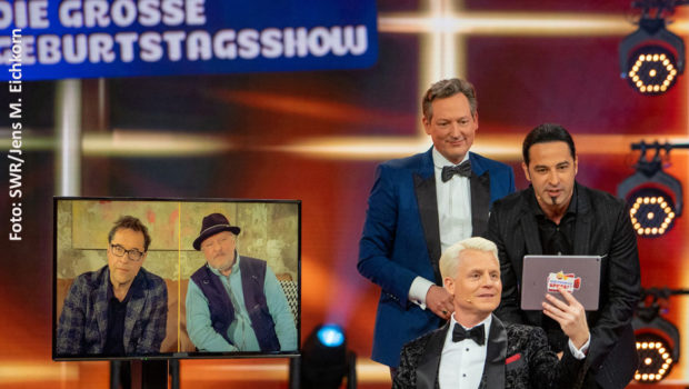 Mit kleinem Team und nur zwei Gästen im Studio brachte Guido Cantz am Samstagabend die Jubiläumsausgabe von „Verstehen Sie Spaß?“ souverän und höchst erfolgreich über die Bühne. Unterstützung bekam er per Videoschalte u.a. von Jan Josef Liefers, Axel Prahl und vielen ehemaligen Moderatoren der Sendung. (Foto: SWR/Jens M. Eichkorn)