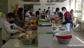 Im Rahmen des Festjahres zu 1.700 Jahren jüdischen Lebens in Deutschland vermittelt der von Sandra Maischberger gegründete Verein Vincentino jungen Berlinerinnen und Berlinern unterschiedliche Einblicke in jüdische Lebenswelten.