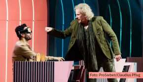 Wie wichtig es ist, eine blickdichte Brille zu überprüfen, weiß Thomas Gottschalk noch aus seiner „Wetten, dass..?“-Zeit. Nachdem er Joko Winterscheidt im wahrsten Sinne des Wortes die Show gestohlen hat, sieht der Routinier heute auf ProSieben u.a. bei Elyas M’Barek nach dem Rechten. (Foto: ProSieben/Claudius Pflug)