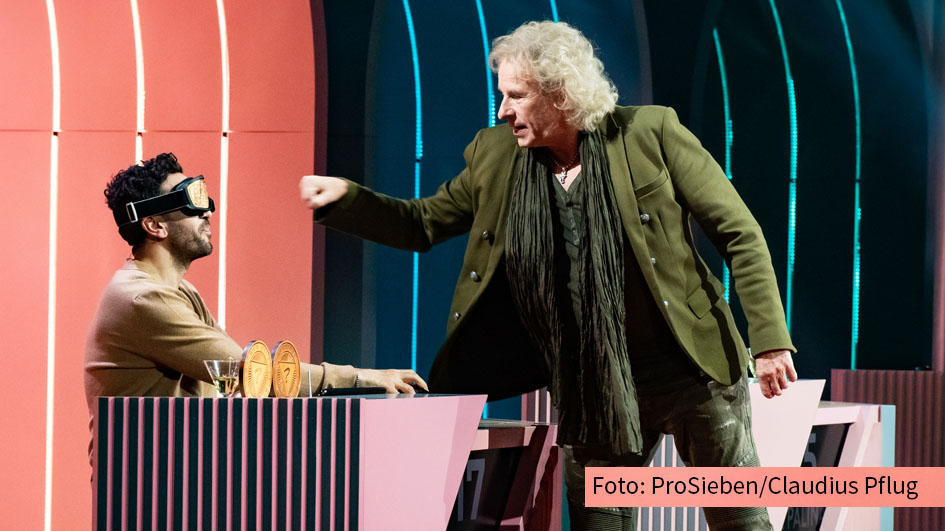 Wie wichtig es ist, eine blickdichte Brille zu überprüfen, weiß Thomas Gottschalk noch aus seiner „Wetten, dass..?“-Zeit. Nachdem er Joko Winterscheidt im wahrsten Sinne des Wortes die Show gestohlen hat, sieht der Routinier heute auf ProSieben u.a. bei Elyas M’Barek nach dem Rechten. (Foto: ProSieben/Claudius Pflug)