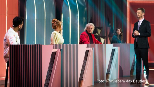 Elyas M‘Barek, Palina Rojinski, Thomas Gottschalk und Publikums-Kandidatin Asena wollen den Moderatoren-Job von Joko Winterscheidt. Wie sie dabei abschneiden, ist heute in der zweiten Ausgabe von „Wer stiehlt mir die Show?“ auf ProSieben zu sehen. (Foto: ProSieben/Max Beutler)