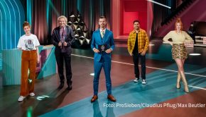 Heute Abend wollen Wildcard-Kandidatin Luisa, Thomas Gottschalk, Elyas M‘Barek und Palina Rojinski dem Moderator Joko Winterscheidt die Show stehlen – im wahrsten Sinne des Wortes. ProSieben zeigt die erste von insgesamt fünf Ausgaben von „Wer stiehlt mir die Show?“ (Foto: ProSieben/Claudius Pflug/Max Beutler)