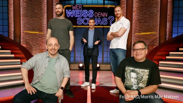 Zum 700. Mal lädt Kai Pflaume am heutigen Donnerstag zur Vorabend-Quizshow „Wer weiß denn sowas?“ im Ersten ein. Als prominente Gäste bilden dabei die Diskus-Olympiasieger Robert und Christoph Harting Rateteams mit den Kapitänen Bernhard Hoëcker und Elton.