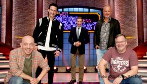 Zum Auftakt der neuen Quizwoche im Ersten sind am heutigen 7. Dezember zwei Spitzenköche bei „Wer weiß denn sowas?“ zu Gast. Frank Rosin und Alexander Kumptner spielen mit den Rateteam-Kapitänen Bernhard Hoëcker und Elton sowie Moderator Kai Pflaume. (Foto: ARD/Morris Mac Matzen)