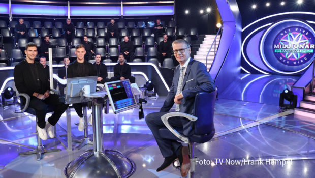 Eine Sonderausgabe von „Wer wird Millionär?“ steht am heutigen 12. Oktober bei RTL auf dem Programm. Unter dem Motto „Die Mannschaft spielt“ treten DFB-Direktor Oliver Bierhoff und fünf aktuelle Fußball-Nationalspieler zum Quiz an. (Foto: TV Now/Frank Hempel)