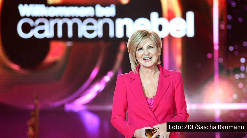Moderatorin Carmen Nebel nimmt am Samstag Abschied von ihrer großen Primetime-Show. Das ZDF überträgt die 83. und letzte Ausgabe von „Willkommen mit Carmen Nebel“ live aus Berlin – ohne Saalpublikum, aber mit vielen prominenten Gästen. (Foto: ZDF/Sascha Baumann)