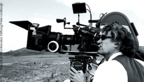 Am morgigen Donnerstag kommt der Dokumentarfilm „Wim Wenders, Desperado“ in die Kinos. Eric Friedler und Andreas „Campino“ Frege zeichnen darin die Laufbahn des renommierten Filmemachers nach, der im August 75 Jahre alt wird. (Foto: NDR/Wim Wenders Stiftung/Peter Lindbergh)