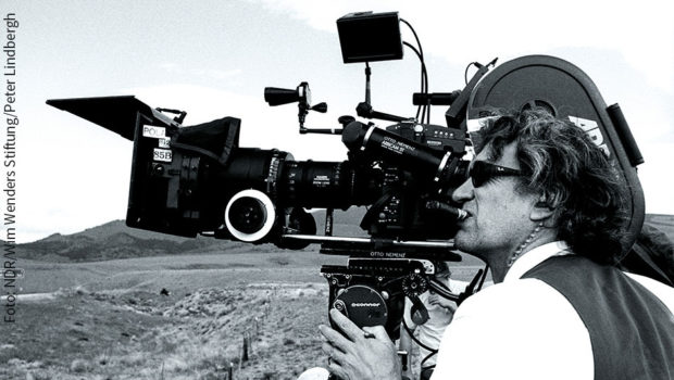 Am morgigen Donnerstag kommt der Dokumentarfilm „Wim Wenders, Desperado“ in die Kinos. Eric Friedler und Andreas „Campino“ Frege zeichnen darin die Laufbahn des renommierten Filmemachers nach, der im August 75 Jahre alt wird. (Foto: NDR/Wim Wenders Stiftung/Peter Lindbergh)