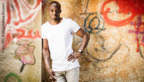 Ex-Fußballprofi Hans Sarpei reist quer durch Deutschland. Er will herausfinden, welche Rolle die Hautfarbe beim Thema Integration spielt. RTLzwei zeigt die neue Ausgabe von „Abgestempelt!? Hans Sarpei will’s wissen“ heute ab 20:15 Uhr. (Foto: RTLzwei/Magdalena Possert)