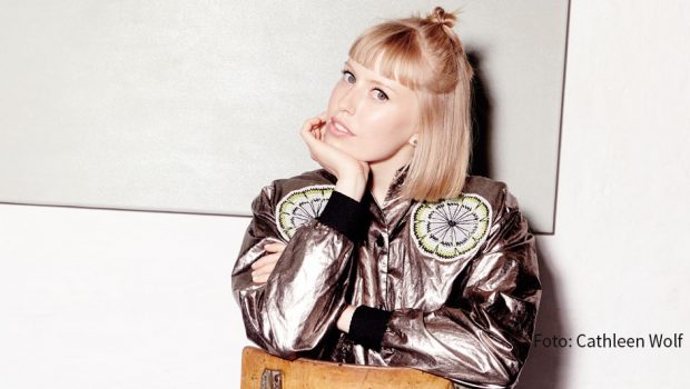 Am 14. November ist LEA zu Gast bei barba radio. Die Singer-Songwriterin, die selbst aus einem musikalischen Elternhaus stammt, spricht im Interview u.a. über ihren ersten Berufswunsch. (Foto: Cathleen Wolf)