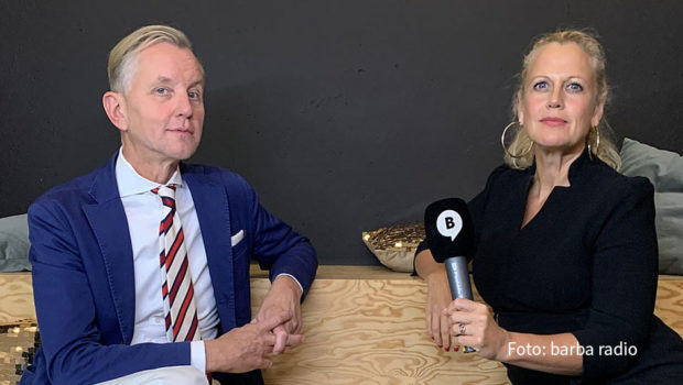 Am Samstag läuft die 100. Ausgabe der Talkshow „Mit den Waffeln einer Frau“ auf barba radio. Gastgeberin Barbara Schöneberger begrüßt dazu den Sänger Max Raabe im Studio. (Foto: barba radio)