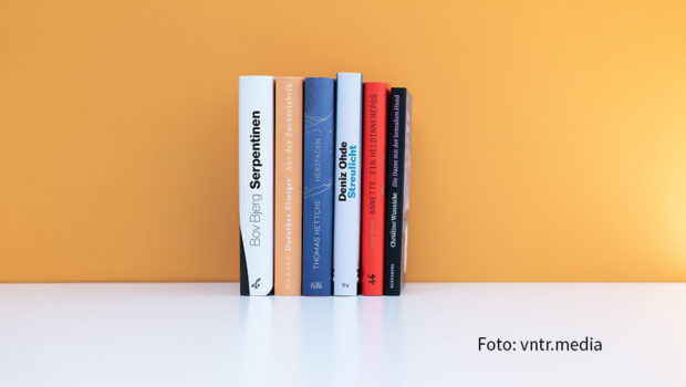 Der Kreis der Preisanwärter für den Deutschen Buchpreises 2020 ist kleiner geworden. Heute hat der Börsenverein des Deutschen Buchhandels die Shortlist mit sechs nominierten Romanen veröffentlicht. (Foto: vntr.media)