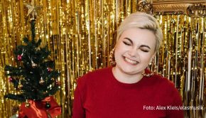 In Zeiten ohne Live-Auftritte bleibt Sängerin und Songwriterin Ela mit ihren Fans via Social Media in Kontakt. Am heutigen 1. Dezember hat sie virtuell das erste Türchen von „Elas Adventskalender“ geöffnet. (Foto: Alex Kleis/elamusik)