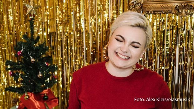 In Zeiten ohne Live-Auftritte bleibt Sängerin und Songwriterin Ela mit ihren Fans via Social Media in Kontakt. Am heutigen 1. Dezember hat sie virtuell das erste Türchen von „Elas Adventskalender“ geöffnet. (Foto: Alex Kleis/elamusik)