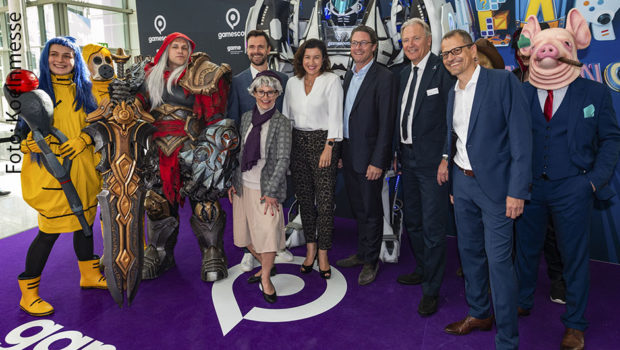 Ende August findet die zwölfte gamescom als Online-Event unter dem Motto „Spielend in die Zukunft“ statt. Auch eine virtuelle politische Eröffnungsveranstaltung u.a. mit Bundesverkehrsminister Andreas Scheuer und Digitalstaatsministerin Dorothee Bär, ist geplant. (Foto: Koelnmesse)