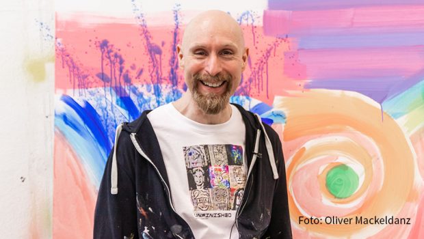 Im Rahmen des „KI-Camps 2021“ hielt der KI-Künstler Roman Lipski einen digitalen Kunst-Workshop ab. Beim Dialog zwischen Teilnehmerinnen und Teilnehmern sowie Lipskis Kunst-KI „Arta“ präsentierte der Berliner die Möglichkeiten einer kreativen Zusammenarbeit von Mensch und Maschine. (Foto: Oliver Mackeldanz)