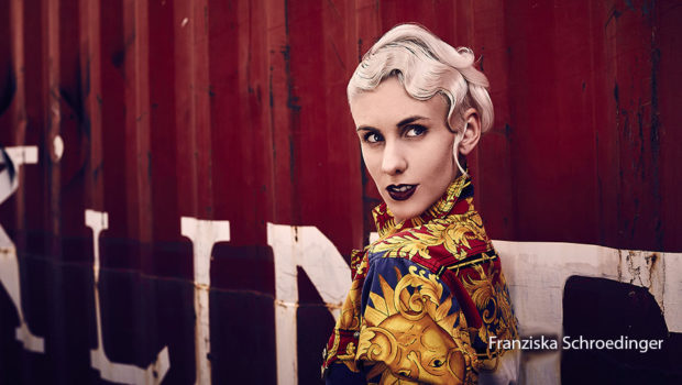 Am Freitagabend kehrt die Radio Bremen-Talkshow „3nach9“ aus der Sommerpause zurück. Zu Gast sind u.a. Kabarettistin Lisa Eckhart, „Tagesschau“-Sprecherin Linda Zervakis und Medizin-Expertin Dr. Marianne Koch. (Foto: Franziska Schroedinger)