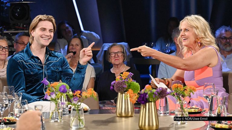 In der „NDR Talk Show“ trifft Gastgeberin Barbara Schöneberger am 28. August u.a. den Schlagersänger Vincent Gross. Ebenfalls dabei sind u.a. Ute Lemper, Esther Schweins, Max von der Groeben und Liz Baffoe sowie als zweiter Moderator Steven Gätjen. Foto © NDR/Uwe Ernst