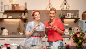 Pünktlich zu Enie van de Meiklokjes‘ Geburtstag gibt’s morgen bei sixx eine neue Folge von „Sweet & Easy – Enie backt“. Zu Gast ist diesmal Moderatorenkollegin Annett Möller und auf dem Backprogramm stehen u.a. Beerenpizza und eine „Cherry Berry Lady“. (Foto: sixx)